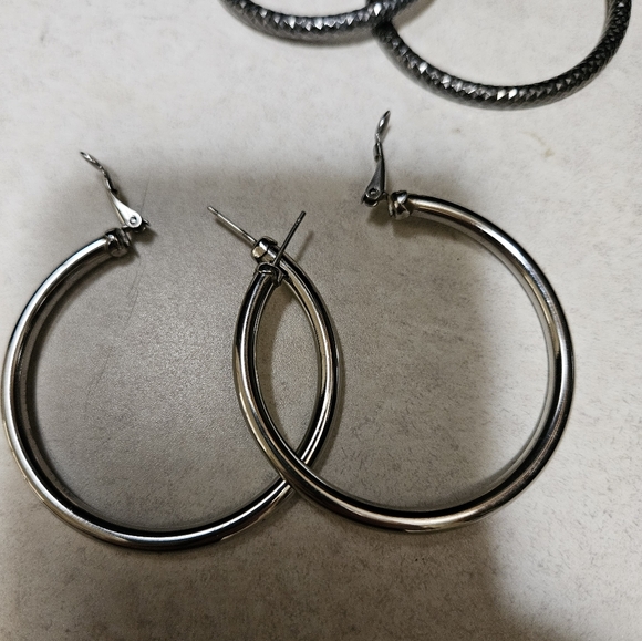 Rarely Used Hannah Essentials Sensitive Ears Lightweight 2 inch Hoop Earrings - Picture 4 of 4